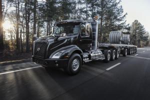 Volvo VNX 300 8x4 Daycab 2018 года 
